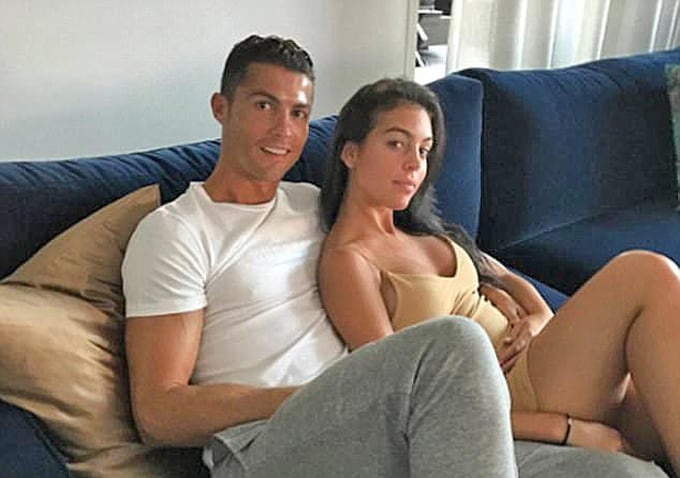 Ronaldo khoe ảnh hai con mới