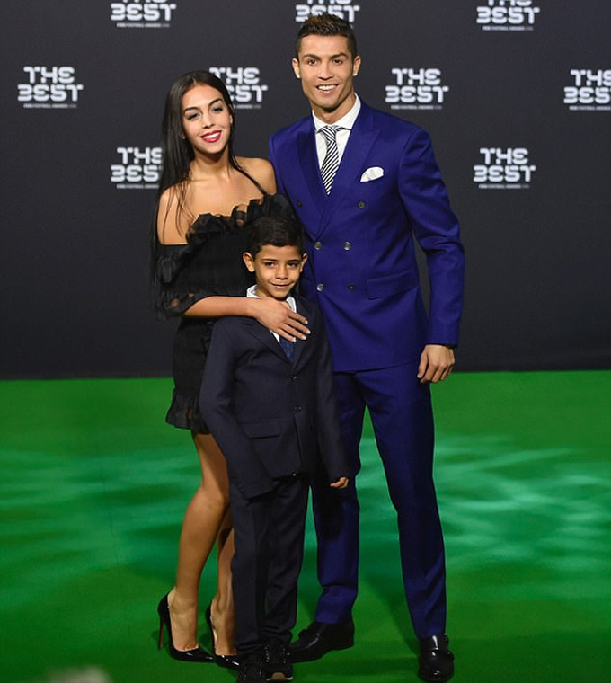 Ronaldo khoe ảnh hai con mới