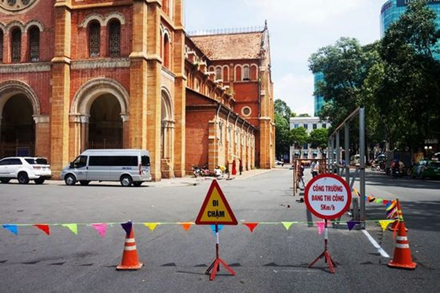 nhà thờ Đức Bà 140 năm tuổi ở Sài Gòn Theo ban trùng tu, nhà thờ Đức Bà đã chính thức được rào chắn để tiến hành trùng tu.