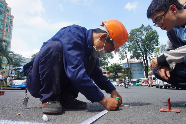 nhà thờ Đức Bà 140 năm tuổi ở Sài Gòn Từ sáng nay 4/7, nhiều nhóm công nhân đang tất bật đo vẽ, dựng rào chắn trên các tuyến đường xung quanh nhà thờ Đức Bà, quảng trường Công xã Paris, phường Bến Nghé, quận 1, TPHCM.