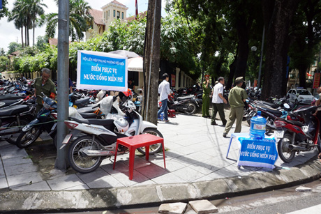 Mặc dù đã 11 giờ trưa nhưng dòng người vẫn tiếp tục tiếp nối