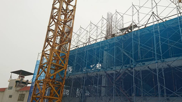   Thông tin ban đầu, hệ thống giàn giáo bị sập khi các công nhân đang tiến hành đổ bê tông trên tầng 6 khiến ít nhất 2 người chết.  