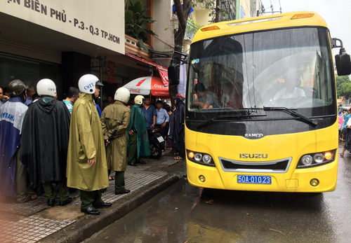 gan-tram-canh-sat-bao-vay-dong-lac-cua-dan-choi-sai-gon-2