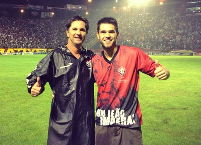 Hai cha con HLV Caio Junior