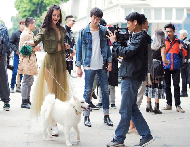 Mốt khoe áo ngực, đeo yên cương 'đổ bộ' đường phố Hà Nội