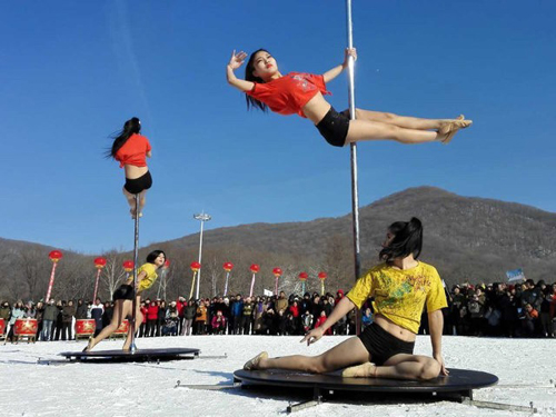 nhung-co-gai-mua-cot-duoi-troi-33-do-c-o-trung-quoc-6