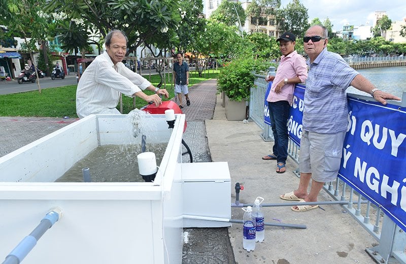 đạp xe, lọc nước, bờ Kênh Nhiêu Lộc - Thị Nghè, Sài Gòn, ô nhiễm