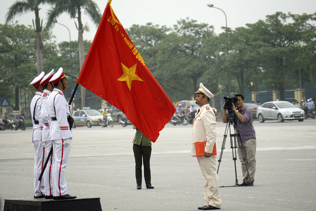 Trưởng ban Huấn luyện - Trung đoàn Cảnh sát cơ động (CATP Hà Nội) - tuyên thệ trước cờ Quyết chiến - Quyết thắng!