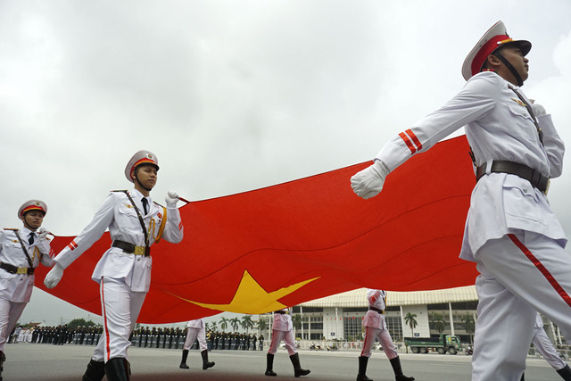 Dẫn đầu đoàn diễu binh, diễu hành là Quốc kỳ nước Cộng hòa xã hội chủ nghĩa Việt Nam.