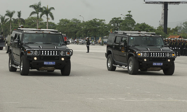 Xe Hummer chống đạn. Xe có thiết kế lớp vỏ và kính chống đạn, gầm và lốp xe có thể chống được lựu đạn và mìn cỡ nhỏ. Đây là loại xe dùng để tiếp cận mục tiêu, tấn công khủng bố, giải cứu con tin, đảm bảo an toàn và phục vụ hiệu quả trong tác chiến thực tế và thực hiện các nhiệm vụ đặc biệt khác trên mọi địa hình, địa bàn tác chiến phức tạp.
