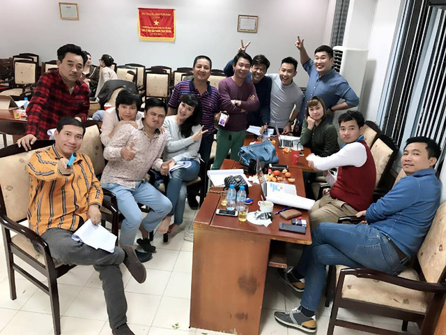 Đạo diễn, nghệ sĩ, diễn viên và thư ký trong buổi đầu tập Táo Quân 2017.