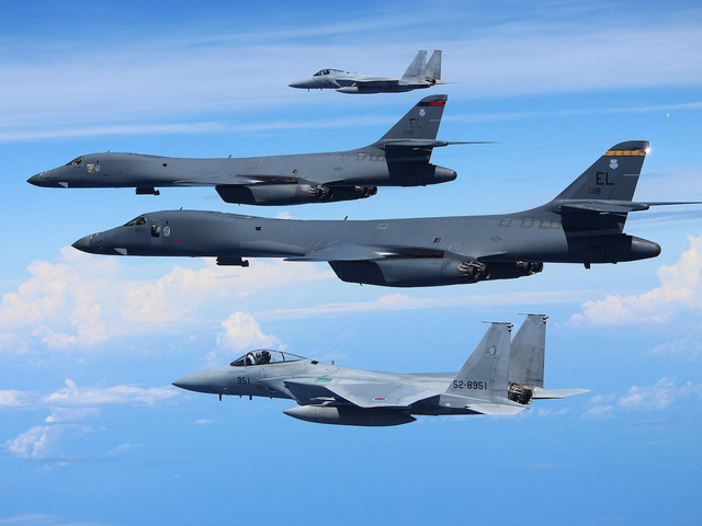 Gần đây nhất, Không quân Mỹ đã triển khai 2 máy bay ném bom B-1B tới gần bán đảo Triều Tiên để tham gia tập trận chung với các máy bay chiến đấu của Nhật Bản và Hàn Quốc hôm 2/11 trong bối cảnh tình hình căng thẳng trên bán đảo Triều Tiên chưa có dấu hiệu hạ nhiệt. Bình Nhưỡng đã chỉ trích động thái này, cho rằng đây là cuộc diễn tập “tấn công bất ngờ” của liên minh Mỹ - Hàn - Nhật. Trong ảnh: 2 máy bay ném bom B-1B của Mỹ bay kết hợp cùng 2 máy bay F-15 của Hàn Quốc.