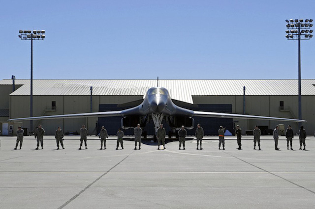 B-1B Lancer là máy bay ném bom hạng nặng đa năng tầm xa. Dòng máy bay này được phát triển từ thập niên 1970 để thay thế cho “pháo đài bay” B-52 nổi tiếng của Không quân Mỹ.