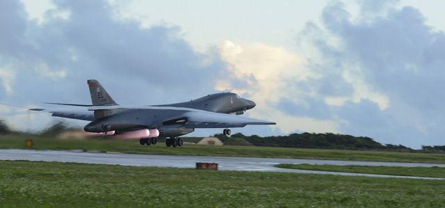 B-1B Lancer do Boeing, một trong những tập đoàn quốc phòng lớn nhất tại Mỹ, sản xuất. Đây được xem là xương sống của lực lượng máy bay ném bom chiến lược Mỹ cho tới năm 2040.