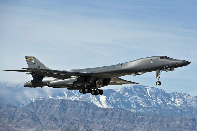 B-1B Lancer được trang bị 4 động cơ phản lực General Electric F101-GE-102, cho phép máy bay ném bom này đạt tốc độ tối đa khoảng 1.400 km/giờ và đạt độ cao trên 9.000 m.
