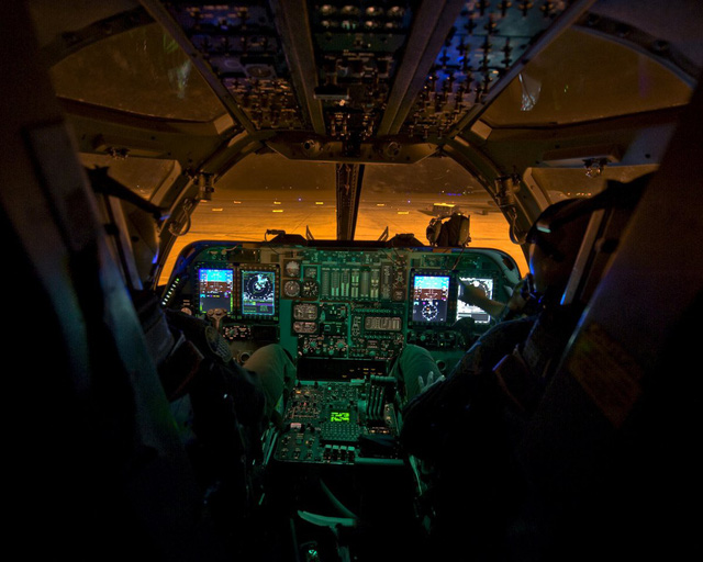 Phi hành đoàn của B-1B Lancer gồm 4 người, trong đó có 1 chỉ huy, 1 phi công phụ và hai sĩ quan phụ trách hệ thống tác chiến. 4 màn hình màu đa nhiệm trong buồng lái cho phép phi công nhận thêm các dữ liệu trong quá trình điều khiển máy bay.