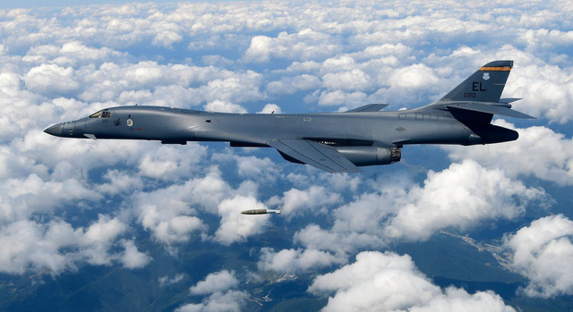 B-1B Lancer có khả năng mang theo 34 tấn bom đạn, nhiều hơn tất cả các máy bay ném bom khác của Mỹ. Ngoài ra, máy bay này còn có các giá treo vũ khí ở bên ngoài. Mặc dù B-1B Lancer không được trang bị vũ khí hạt nhân, song nó có thể mang theo nhiều loại bom và tên lửa khác nhau.