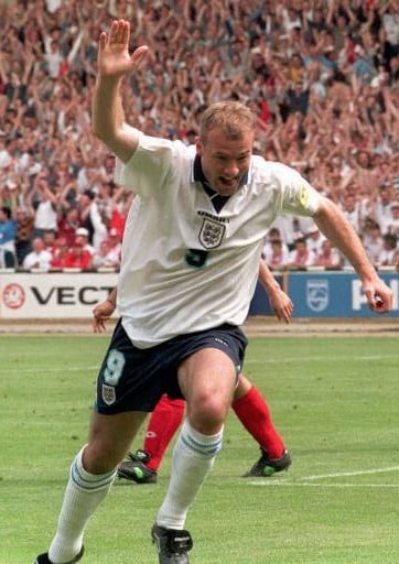   Alan Shearer ăn mừng trong màu áo tuyển Anh dự Euro 19996  