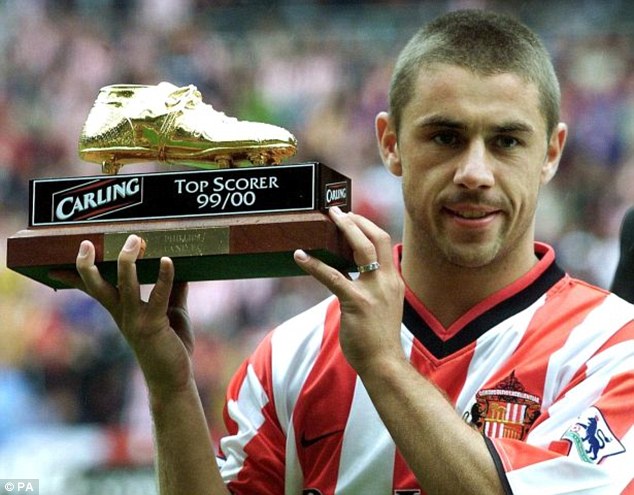   Kevin Phillips nhận danh hiệu Chiếc giày vàng mùa 1999/2000  