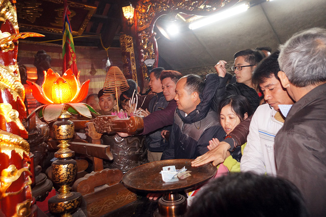 Người dân ùa vào nội cung để dâng hương