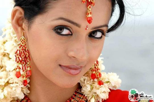 Bhavana mới đây là nạn nhân vụ cưỡng hiếp kinh hoàng ở Ấn Độ. Tối 17/2, trên đường đi làm buổi tối, cô bị những kẻ lạ mặt xông lên ôtô làm nhục. Những kẻ này còn quay video quá trình giở trò đồi bại. Sự việc gây chấn động làng phim Ấn Độ. Bhavana sinh năm 1986, gia nhập làng giải trí từ nưm 2002.