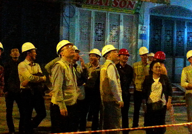   Mỗi toa tàu được cẩu lên khỏi mặt đất, người dân chứng kiến, cũng như các kỹ sư giám sát đều căng như dây đàn hồi hộp chờ đợi kết quả  