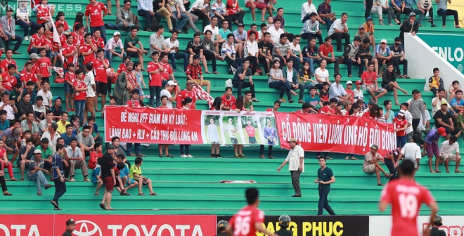 Cầu thủ Long An cúi đầu xin lỗi người hâm mộ - ảnh thể thao