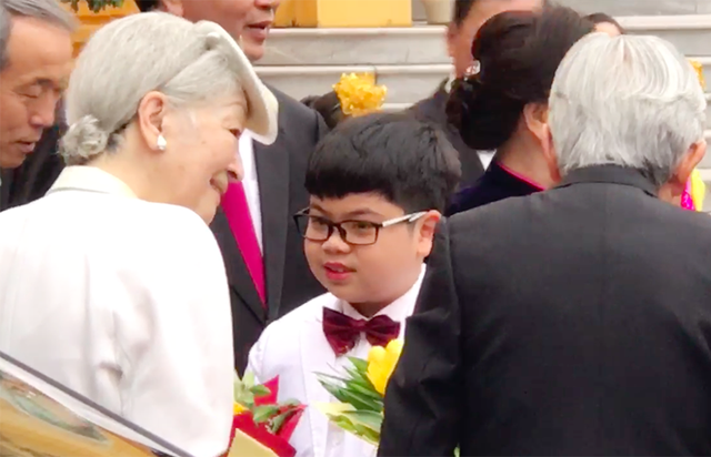 Hoàng hậu Nhật thân thiện trò chuyện với cậu bé Như Khôi