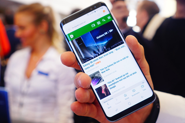Samsung tiếp tục sử dụng tấm nền Super Amoled trên bộ đôi Galaxy S8 và S8+. Đáng chú ý, tỉ lệ màn hình của bộ đôi này là 18,5:9 - Đây là tỉ lệ được dự báo là xu hướng trong năm 2017, giúp mang đến diện tích hiển thị lớn hơn trong khi vẫn đảm bảo một kích thước tổng thể nhỏ gọn cho thiết bị.