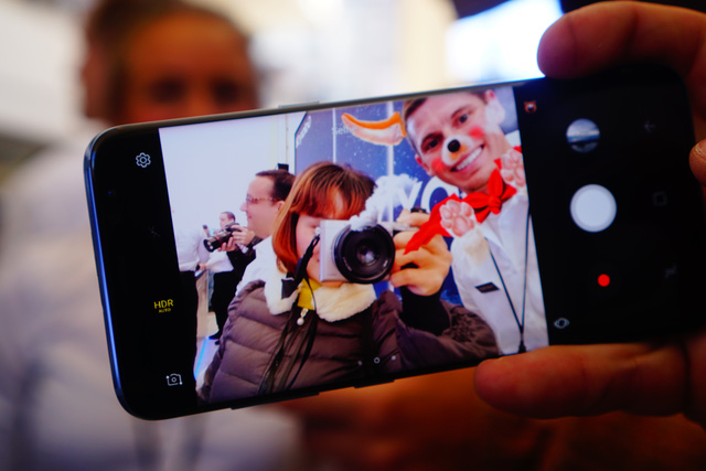 Ở ngay mặt trước, máy sở hữu camera trước lên đến 8 MP có khẩu độ F1.7 lấy nét tự động. Ngay phía mặt trước của máy cũng tích hợp cảm biến mống mắt, một tính năng bảo mật tiên tiến đã từng xuất hiện trên mẫu Galaxy Note7 trước đó.