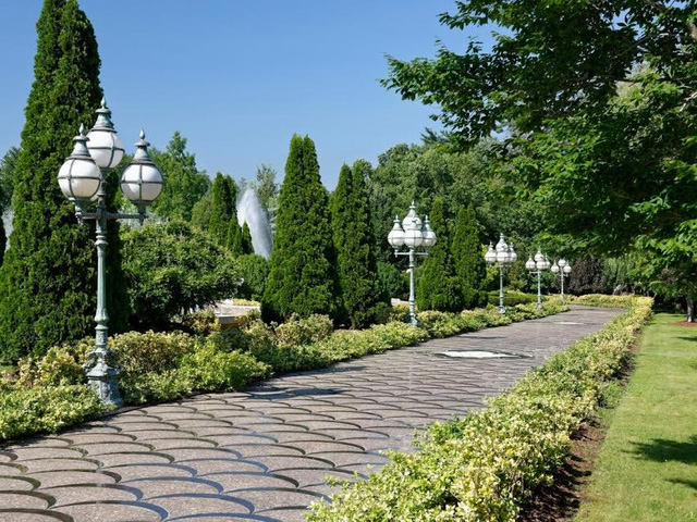 Có thể thấy con đường dẫn vào nhà được trau chuốt hết sức tỉ mỉ với đá lát, hệ thống đèn chiếu sáng và hơn hết, bất kỳ ai khi đi trên con đường này còn có cơ hội được chiêm ngưỡng cảnh quan tuyệt đẹp ở hai bên.