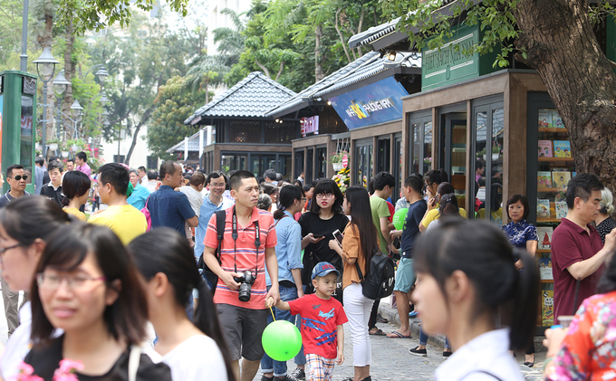 Phố sách Hà Nội đông nghịt ngày khai mạc
