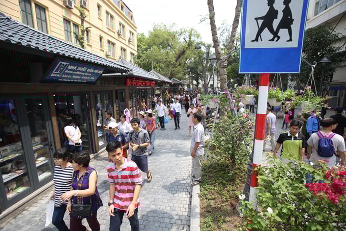 Phố sách Hà Nội đông nghịt ngày khai mạc