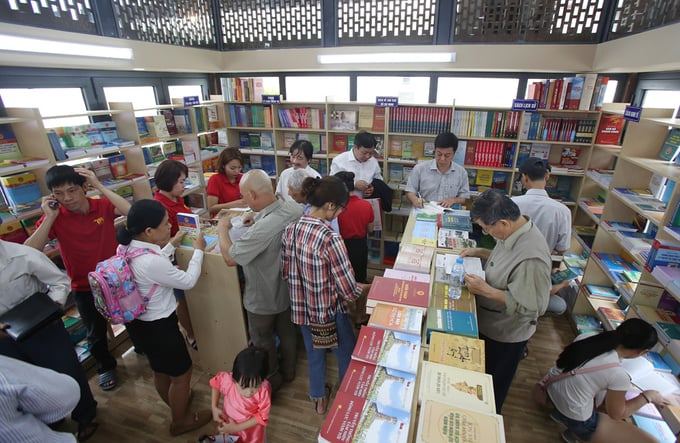 Phố sách Hà Nội đông nghịt ngày khai mạc