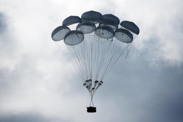 Xe tăng BMD-4M được thả từ phía sau máy bay vận tải Ilyushin Il-76 bằng hệ thống dù. (Ảnh: Getty)