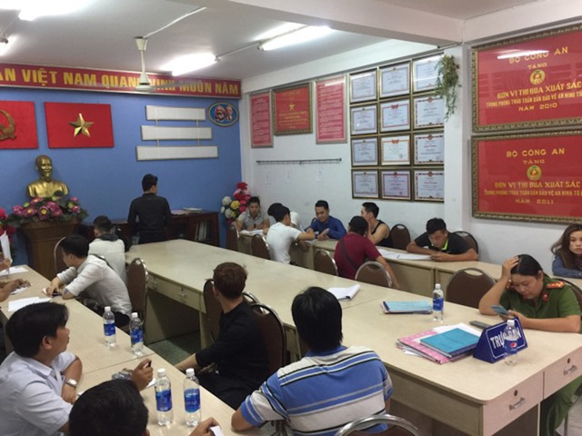 Những người liên quan bị đưa về trụ sở công an để làm rõ