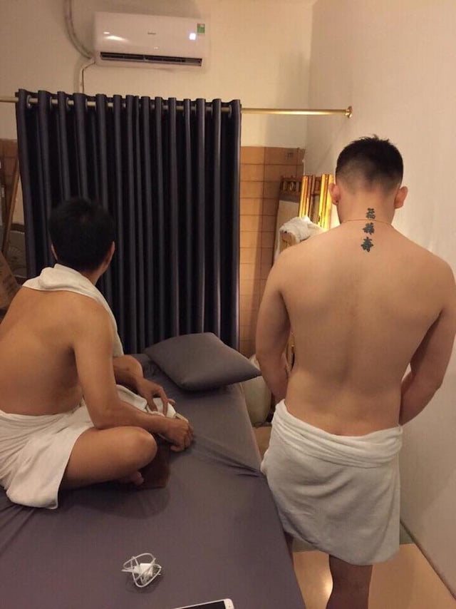 2 nam nhân viên bán dâm cho khách bị bắt quả tang