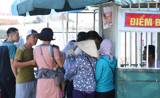 Quây quanh các quầy vé không phải là người hâm mộ mà là cánh phe vé. Một cổ động viên người Hàn Quốc đang phải vật vã mua vé trước sự bao vây của cánh cò vé.