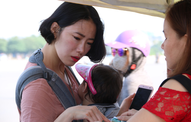 Rất may nữ cổ động viên người Hàn đã di chuyển đến một điểm bán vé khác để mua, không bị rơi vào ma trận của cánh cò vé.
