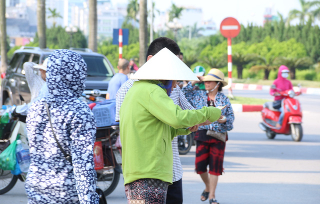 Dưới trời nắng như thiêu đốt ở Mỹ Đình nhiều cò chán nản chẳng buồn buôn. Một cò có thâm niên hàng chục năm buôn vé ở Mỹ Đình cho biết mấy trận gần đây toàn là những trận không có sức hút của người hâm mộ nên chán chẳng buồn buôn.