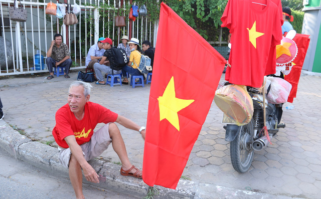 Người đàn ông này đi hàng chục km đến sân Mỹ Đình từ 2h chiều với mong muốn sẽ có đông người hâm mộ đến sân xem bóng đá. Nhưng khi đến đây ông cảm thấy thất vọng vì chẳng có người và vì thời tiết quá nắng nóng.