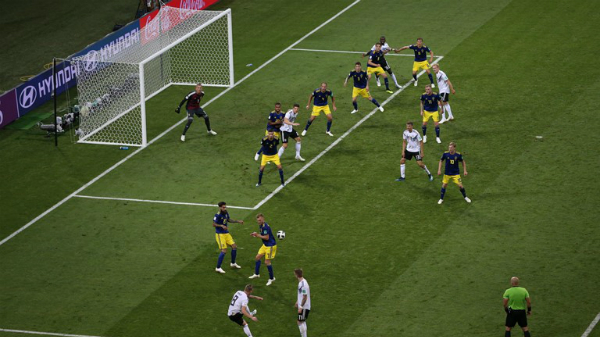 Toni Kroos bước lên chấm đá phạt...