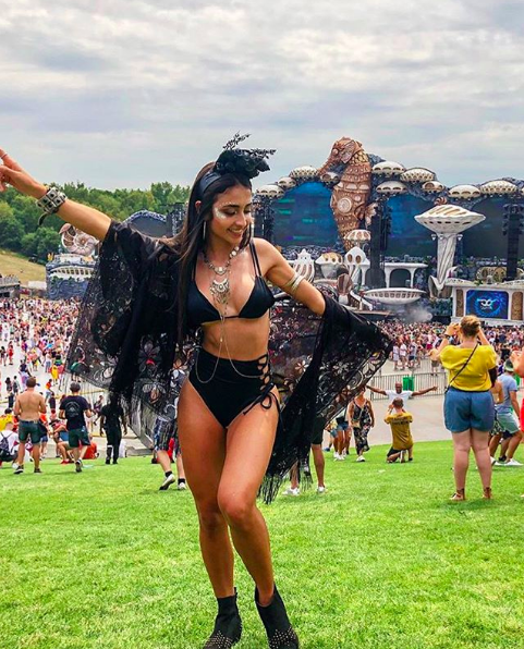 Năm 2018, Tomorrowland được tổ chức từ thứ Sáu đến Chủ Nhật của hai tuần liên tiếp (20-22/07/2018 và 27-29/07/2018). Được biết, Tomorrowland 2018 tẩu tán sạch sẽ vé 2 ngày cuối tuần chỉ trong 2 giờ. Tổng cộng lượng vé bán ra khoảng 400.000.