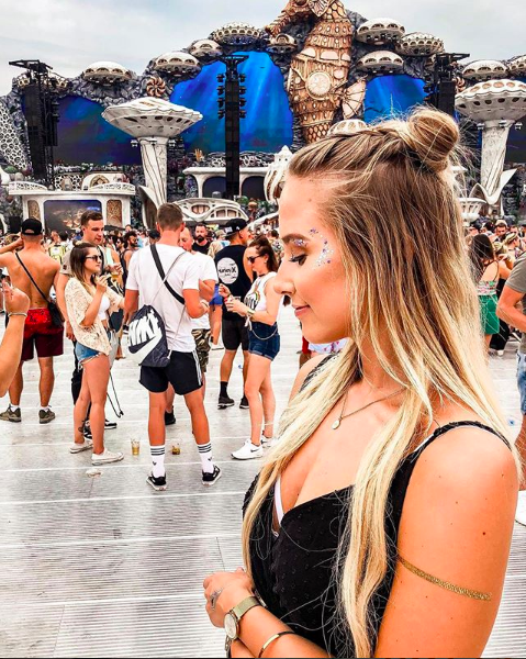 Sự quy mô, hoành tráng và phấn khích mà Tomorrowland mang tới cho các bạn trẻ khiến nó được bình chọn đứng đầu danh sách các lễ hội âm nhạc điện tử trên toàn thế giới. Cũng vì lẽ đó mà những tín đồ âm nhạc điện tử không ngại ngần đường xa lặn lội tới tham gia lễ hội âm nhạc này hàng năm.
