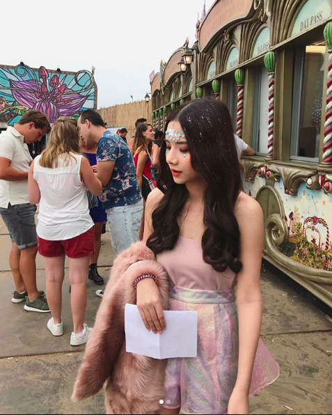 Nhiều cô gái hoá trang theo phong cách thuỷ cung để phù hợp với chủ đề của năm nay lấy cảm hứng từ đại dương và mang tên một loài ốc biển Planaxis.
