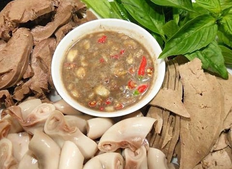 phở, bún, thịt-chuột, tiết-canh, nem, thịt-chó, tây, đăc-sản, trứng-vịt-lộn,