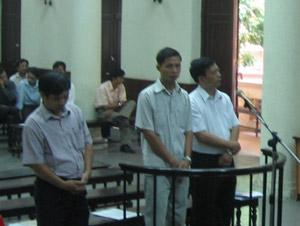 Đào Tiến Dũng, Lê Anh Tuấn và Nguyễn Hữu Tiến tại phiên tòa sáng nay. Ảnh: Tuyết Nhung