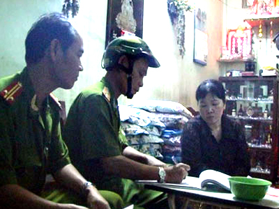 lệnh bắt được đọc tại nhà riêng bà Hoa