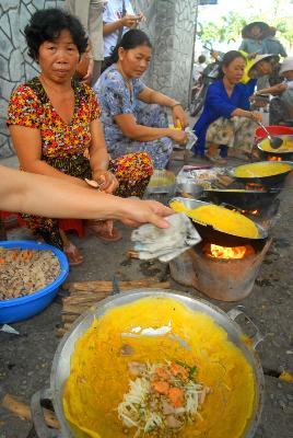 Bánh xèo của bà Mười Xiềm thu hút thực khách.