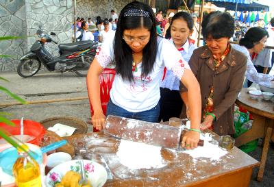 Làm bánh in của dân tộc Hoa